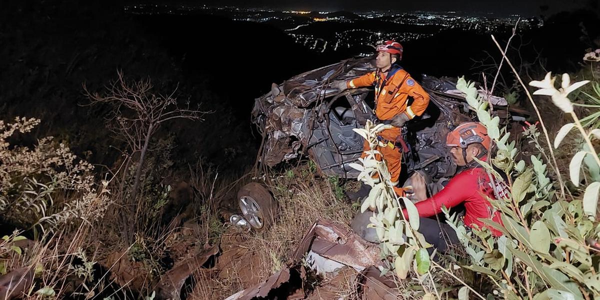 Vítima foi resgatada consciente e levada para o João XXIII; veículo ficou completamente destruído (Bombeiros/Divulgação)