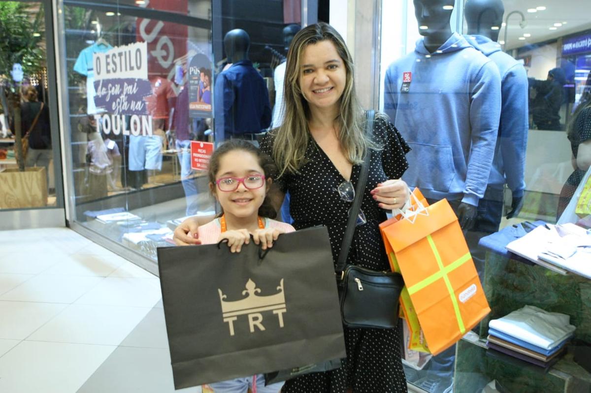 Jaqueline e a filha Helena foram ao Shopping Cidade comprar o presente (Maurício Vieira)