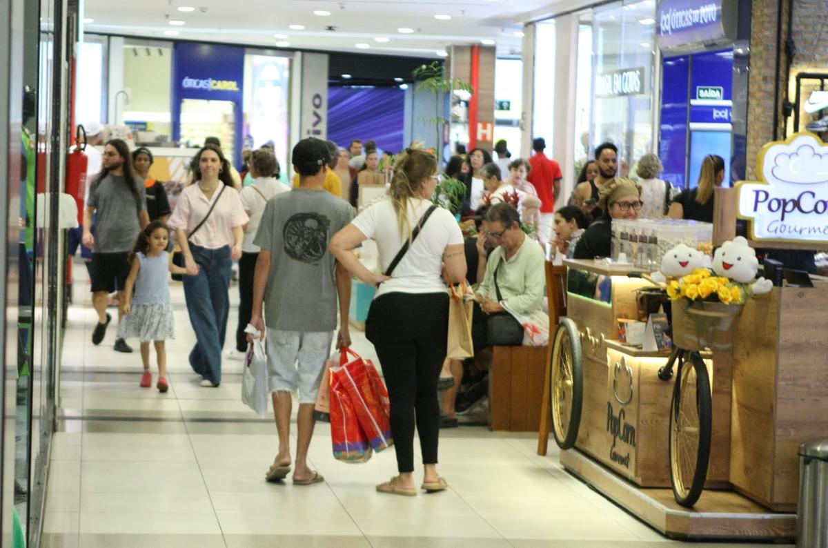 Movimento era intenso de pessoas no Shopping Cidade, neste sábado (Maurício Vieira)