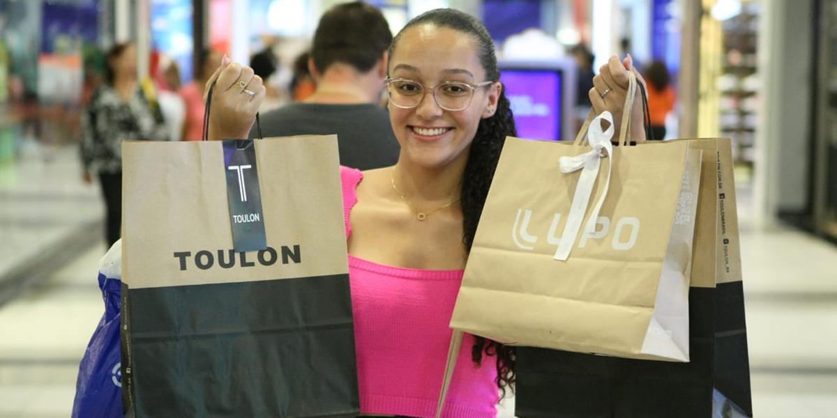 Sofia Sousa também foi às compras para garantir o presente do papai (Maurício Vieira)