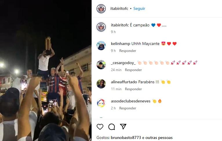 Patric ergue o troféu de campeão do Módulo II (Reprodução / Instagram Itabirito FC)