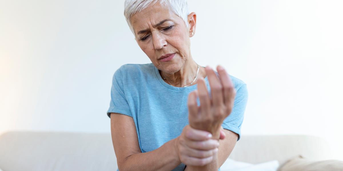 Pouco comum antes dos 40 anos, a artrose é mais frequente após os 60 (Stefamerpik/Freepik)
