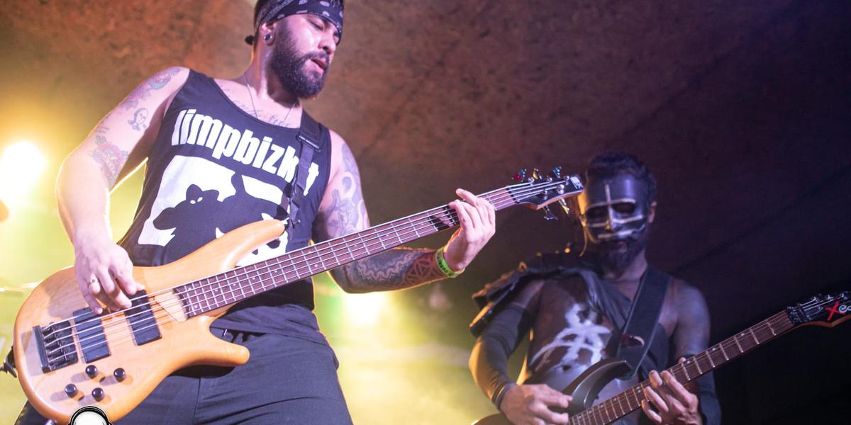 Patrick, à esquerda, em foto com o baixo que foi roubado (Correria Music Bar Divulgação)