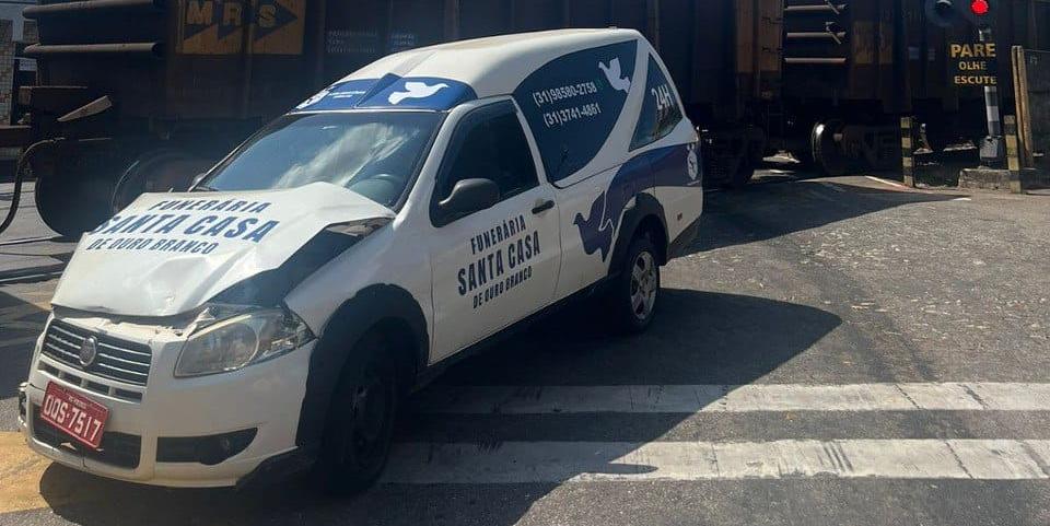 Carro da funerária colide com trem em Conselheiro Lafaiete (CBMMG / Divulgação)