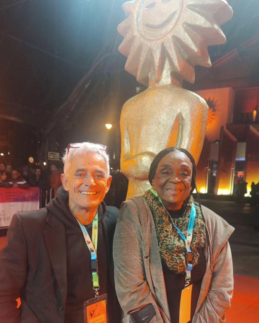 Léa posa em Gramado com troféu Kikito de cenário (Reprodução / Instagram Léa Garcia)