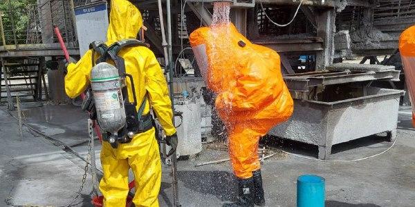 Pelos cálculos, cerca de mil litros de ácido nítrico foram derramados em uma bacia de contenção da empresa (Divulgação / CBMMG)