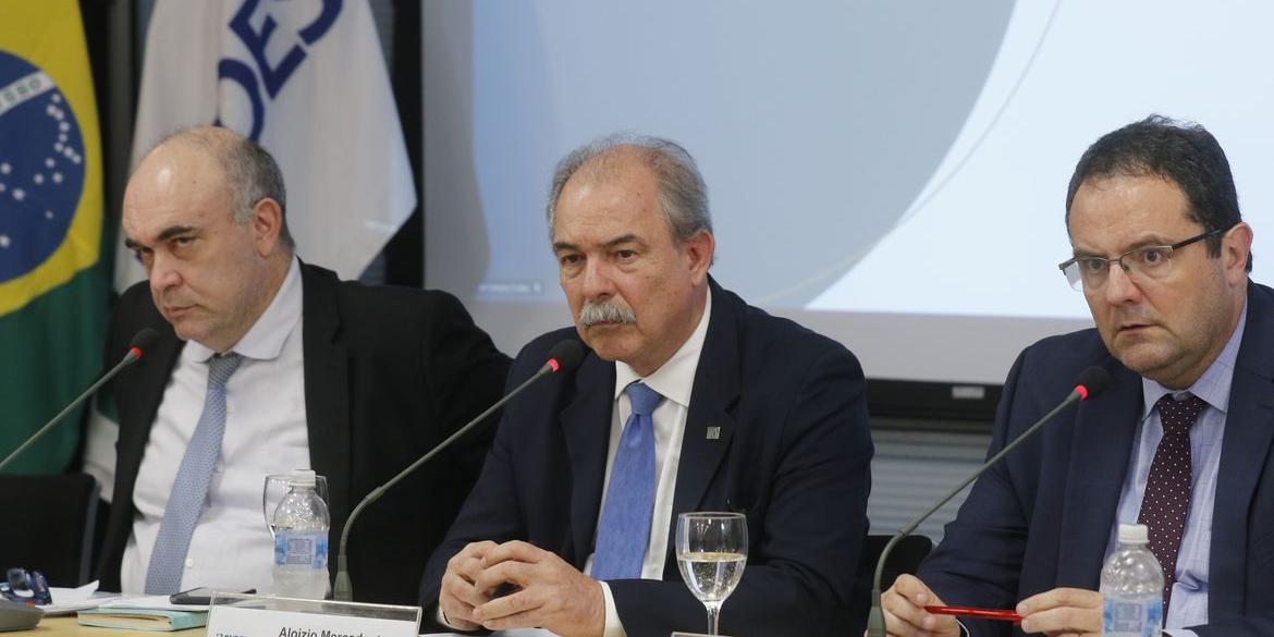 Rio de Janeiro (RJ), 16/08/2023 - O presidente do Banco Nacional de Desenvolvimento Econômico e Social (BNDES), Aloizio Mercadante, e os diretores Financeiro, Alexandre Abreu, e de Planejamento, Nelson Barbosa, apresentam o resultado financeiro e o desempenho operacional no primeiro semestre de 2023. (Fernando Frazão / Agência Brasil)