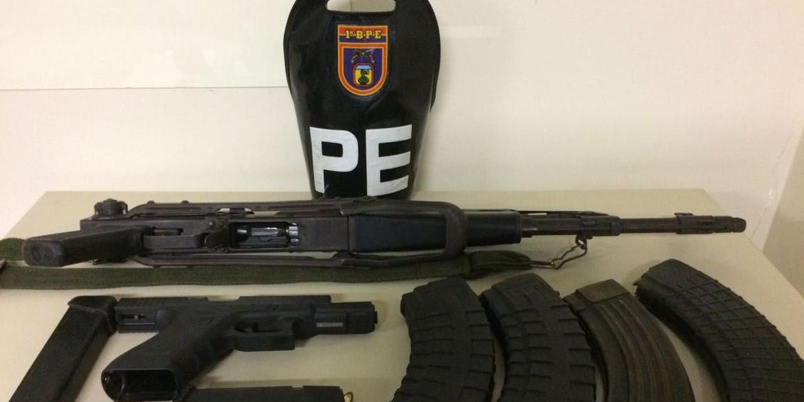 A Polícia do Exército apreendeu com os bandidos um fuzil AK47 (Polícia do Exército / Agência Brasil / Divulgação)