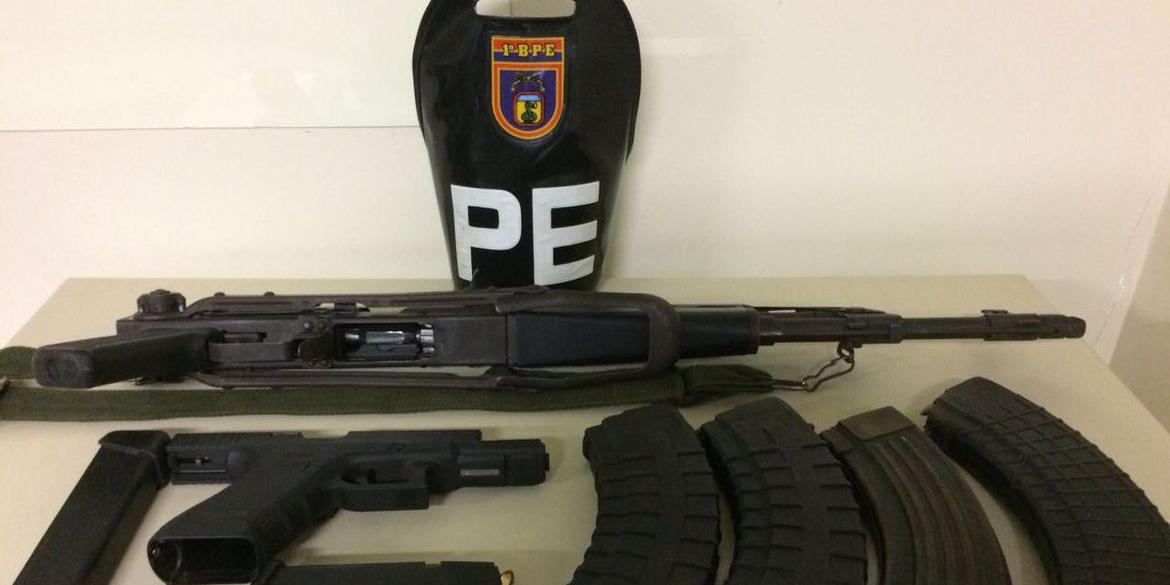 A Polícia do Exército apreendeu com os bandidos um  fuzil AK47 (Polícia do Exército / Agência Brasil / Divulgação)