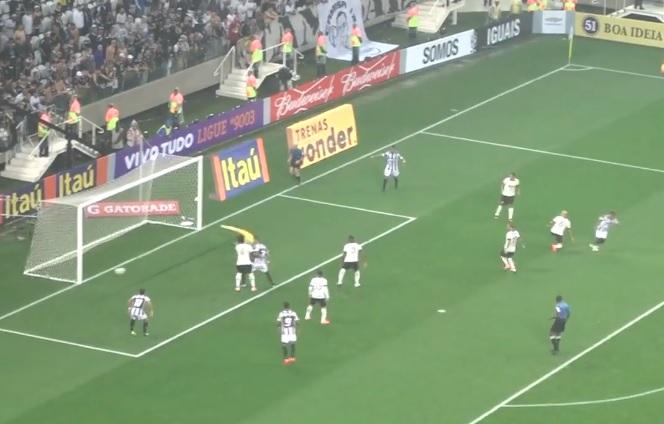 Giovanni Augusto marcou o primeiro gol da Arena Corinthians (Reprodução / TV Globo)