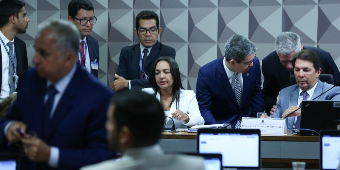 Reunião da comissão foi adiada duas vezes nesta terça-feira (22) (Lula Marques/Agência Brasil)