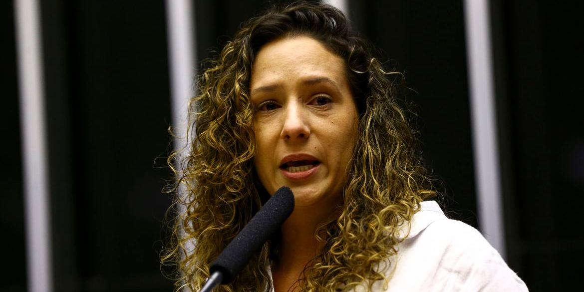 Brasília (DF), 15/03/2023 - A vereadora carioca Monica Benicio, viúva de Marielle Franco, durante sessão solene da Câmara dos Deputados em homenagem à vereadora Marielle Franco e a Anderson Gomes. (Marcelo Camargo / Agência Brasil)