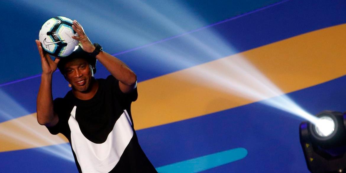 O ex-jogador da Seleção Brasileira Ronaldinho Gaúcho no sorteio dos grupos da Copa América Brasil 2019, na Cidade das Artes. (Fernando Frazão / Agência Brasil)
