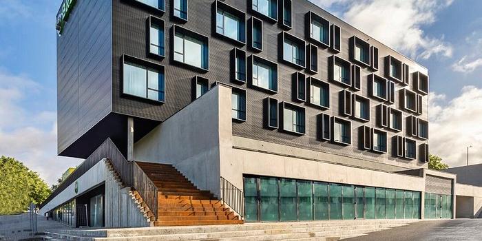 A combinação de materiais permitiu reduzir a pegada de carbono na construção em mais de 60% e consumindo apenas um terço do concreto de uma obra tradicional (B&B Hotels / divulgação)