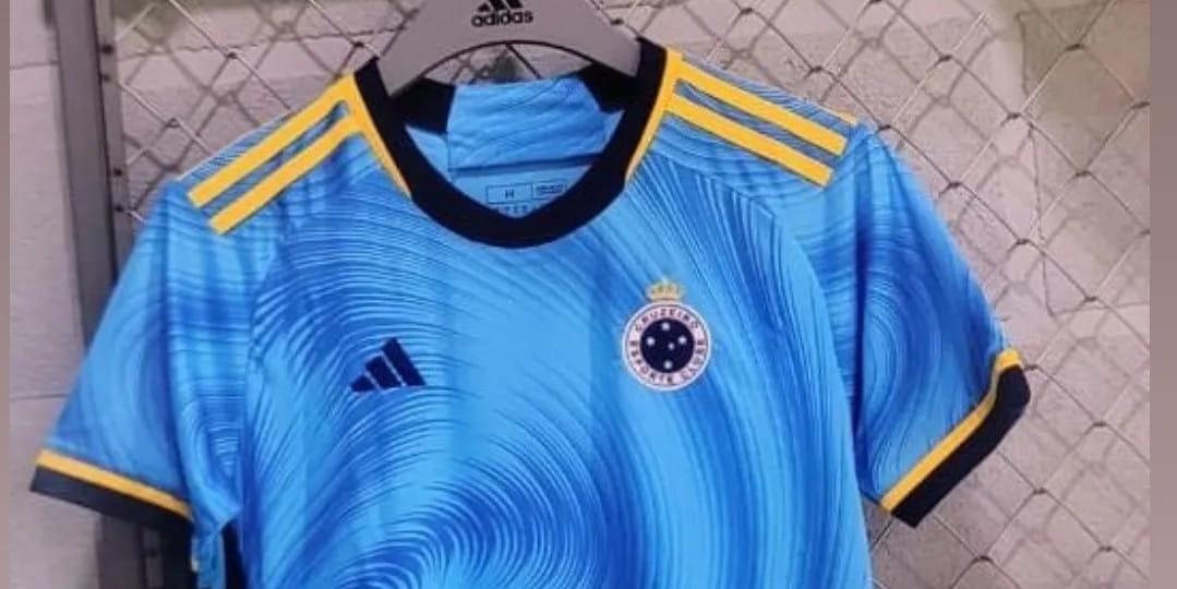 Possível terceira camisa celeste vazou nas redes sociais (Reprodução/ Twitter)