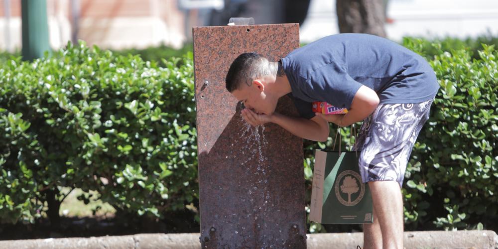 Beber bastante líquido: dica número 1 para enfrentar o calorão (Fernando Michel / Hoje em Dia)