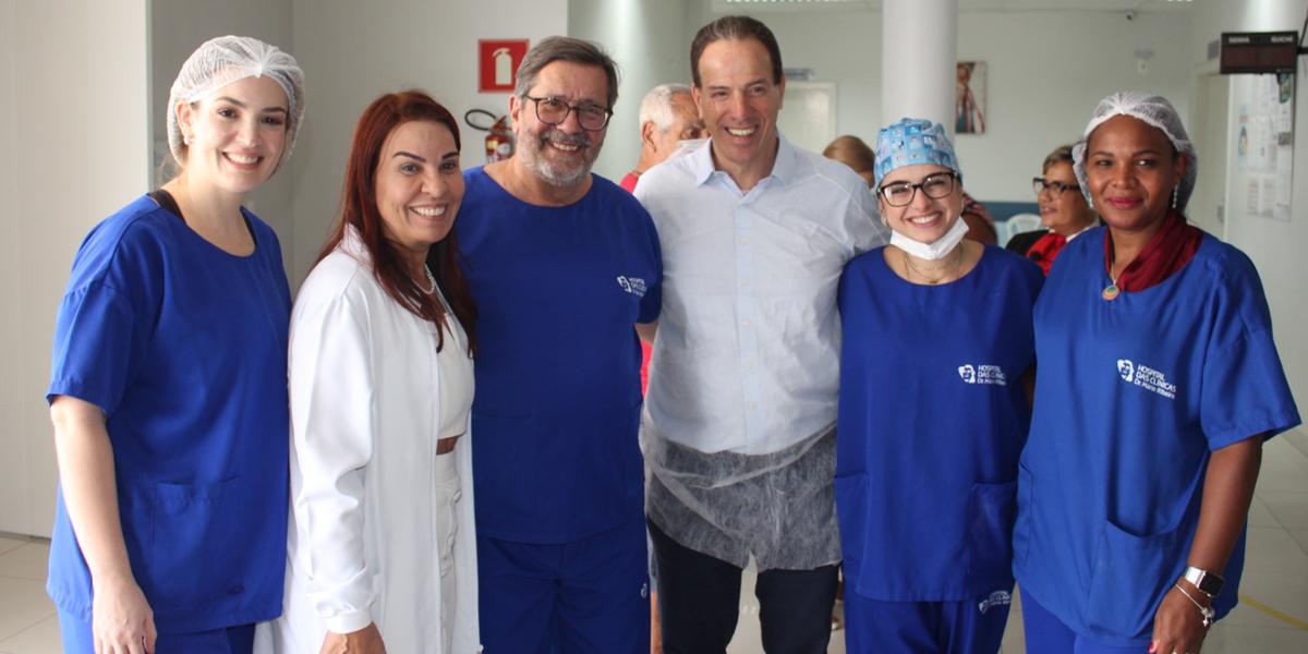 Dr. Paulo Ferrara entre os fundadores do Hospital das Clinicas, os também médicos Ruy e Raquel Muniz, além de parte do corpo clínico da unidade de saúde (Leonardo Queiroz)
