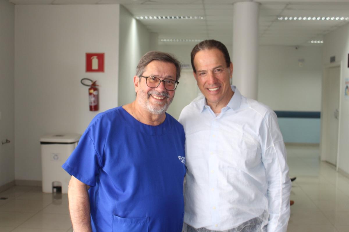 Oftalmologista mineiro Paulo Ferrara e o fundador da unidade de saúde, Ruy Muniz (Leonardo Queiroz)