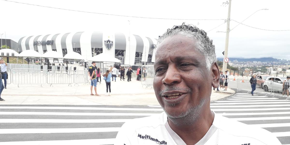 José Maria Teixeira do Pilar, de 63 anos, mora em Contagem e foi a pé até a Arena MRV (Maurício Vieira / Hoje em Dia)