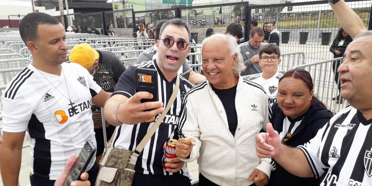 Reinaldo posa para fotos com torcedores na Arena MRV (Maurício Vieira / Hoje em Dia)