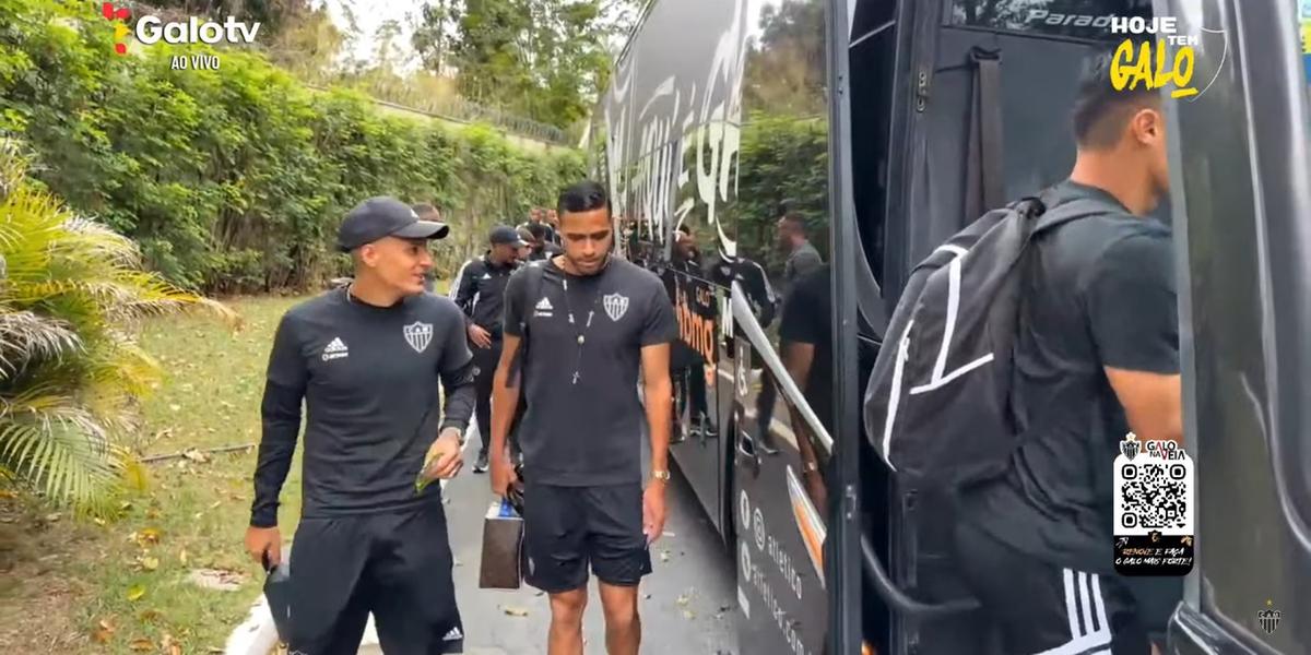 Jogadores embarcam no Busão da Massa rumo à Arena MRV (Reprodução / Galo TV)