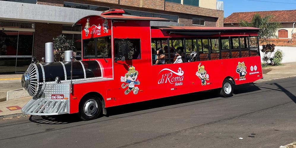 O novo veículo tem capacidade para 35 passageiros sentados e faz viagens diárias, a partir das 8h até as 23h (Di Roma / divulgação)