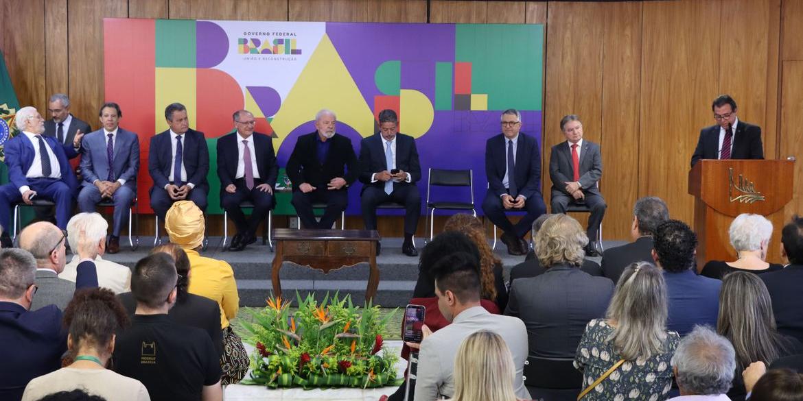 Brasília, (DF) - 28/08/2023 - O ministro do Trabalho, Luiz Marinho, durante solenidade de Assinatura de Sanção do Projeto de Lei de Conversão (PLV) no 15/2023, que estabelece a política de valorização permanente do salário mínimo. (Valter Campanato / EBC)