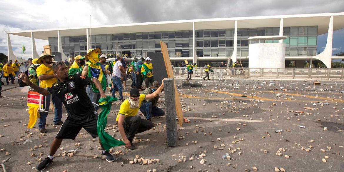 Brasilia 07/02/2023 - Manifestantes invadem predios publicos na praca dos Tres Poderes, na foto manifestantes arrastam grades que ficam na frente do Palacio do Planalto (Joedson Alves / Agencia Brasil)