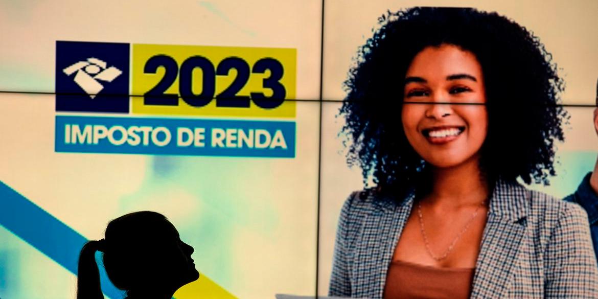 Brasília 17/03/2023 - Fotos para ilustrar matéria sobre imposto de renda, o prazo de entrega da declaração mudou. Começou às 9h desta quarta-feira (15) e vai até as 23h59min59s de 31 de maio. A mudança, segunda a Receita, foi necessária para que todos os contribuintes tenham acesso à declaração pré-preenchida, que é enviada duas semanas após a entrega dos informes de rendimentos pelos empregadores, pelos planos de saúde e pelas instituições financeiras. (Joédson Alves / Agência Brasil)