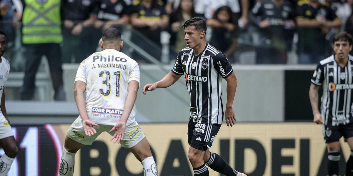 Alan Franco sofreu uma entorse no joelho na partida contra o Santos, e deve desfalcar o Galo contra o Furacão (Pedro Souza / Atlético)