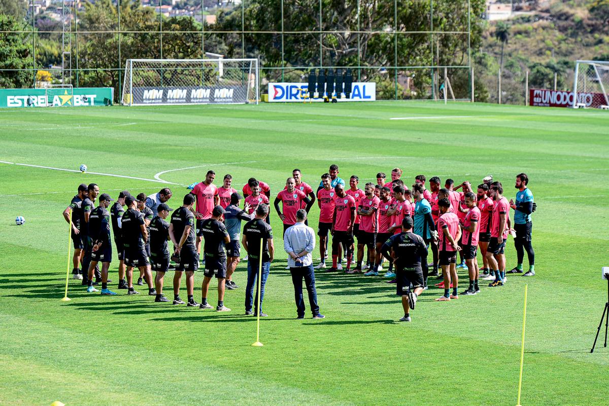 Bustos reúne grupo antes de iniciar trabalhos visando o jogo contra o Fortaleza (Mourão Panda / América)