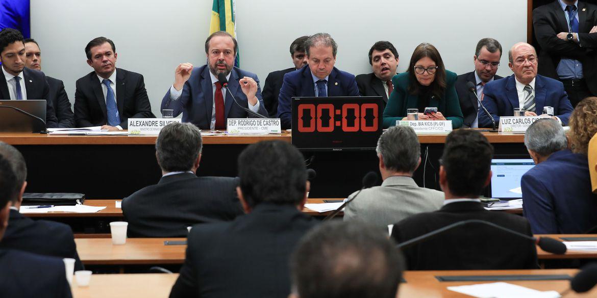 Brasília (DF) 29/08/2023 Ministro de Minas e Energia, Alexandre Silveira, e o diretor-geral do Operador Nacional do Sistema Elétrico (ONS), Luiz Carlos Ciocchi, participam de audiência conjunta  das comissões de Fiscalização Financeira (Lula Marques / Agência Brasil)