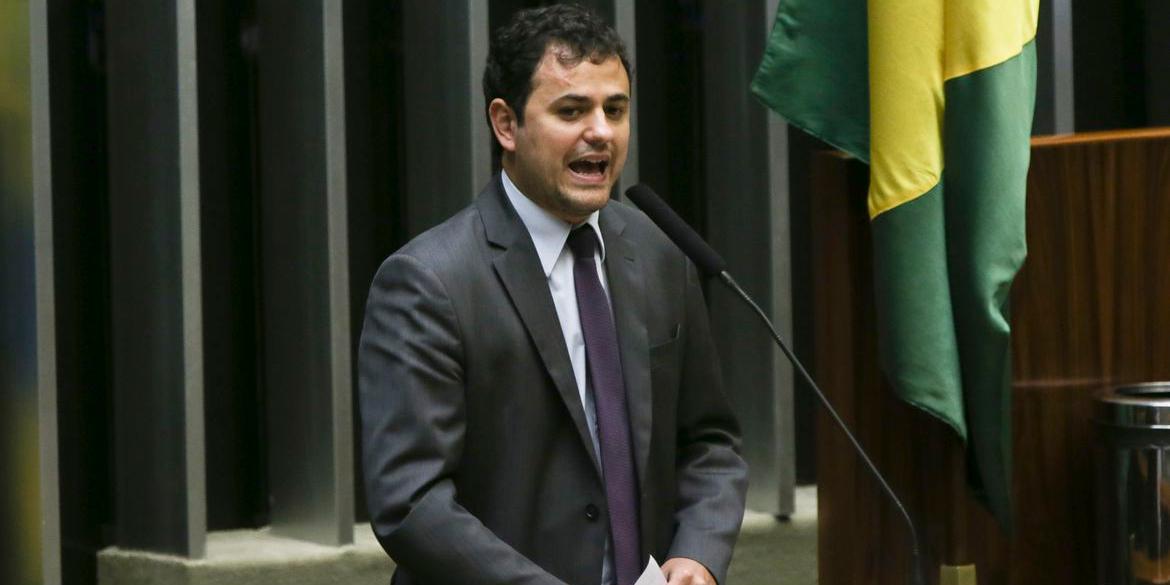 Vídeos compartilhados na internet mostram militante discutindo e chamando o parlamentar de "burro" e "fraco" (Marcelo Camargo)