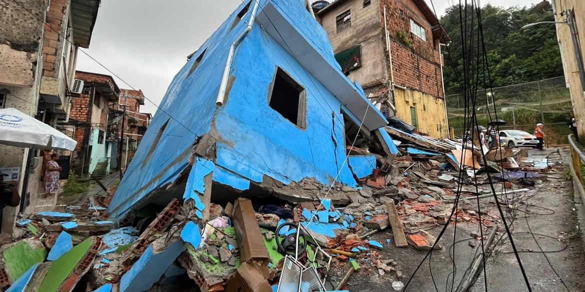 Construído de forma irregular, prédio desabou em Salvador na noite de domingo (3) (Defesa Civil/ Divulgação)