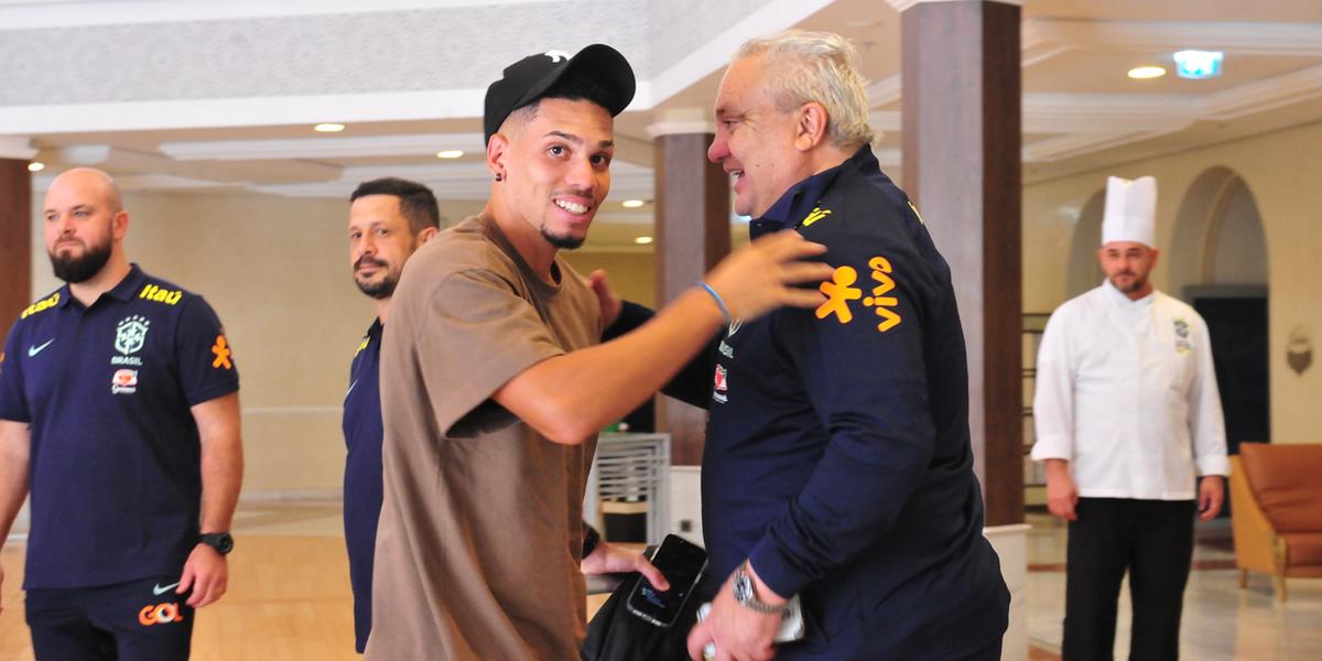 Paulinho chega a Marrocos para amistoso com a Seleção Olímpica (El Mehdi Belmekki/CBF)