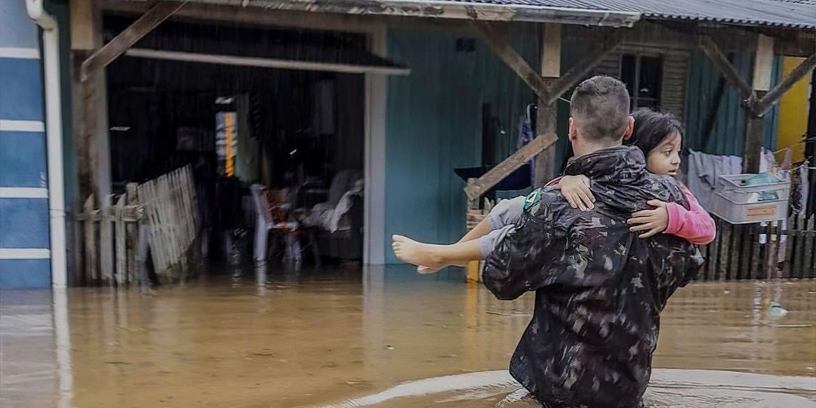 Um ciclone extratropical atingiu o Rio Grande do Sul. Militares do Comando Militar do Sul trabalham ininterruptamente em apoio às equipes do Corpo de Bombeiros/RS e da Prefeitura local no resgate de milhares de famílias ilhadas em suas casas (Exército Brasileiro / Twitter)