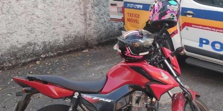 . A mulher anunciava os roubos, enquanto o homem pilotava a motocicleta (Divulgação / PCMG)
