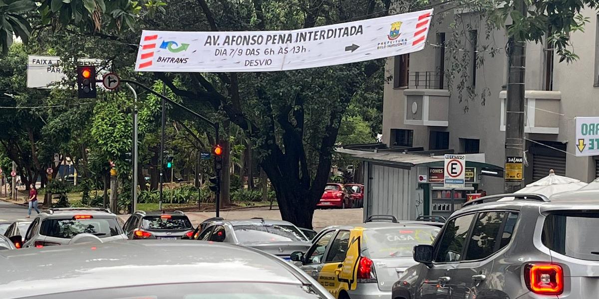 Faixas para orientar os motoristas sobre as mudanças no trânsito foram colocadas em alguns pontos (Ana Paula Lima)