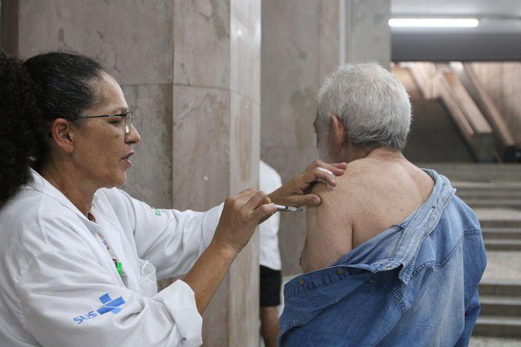 Aplicação da vacina bivalente contra a covid-19 no posto móvel de vacinação da Unidade Básica de Saúde - UBS (Rovena Rosa/ Agência Brasil)