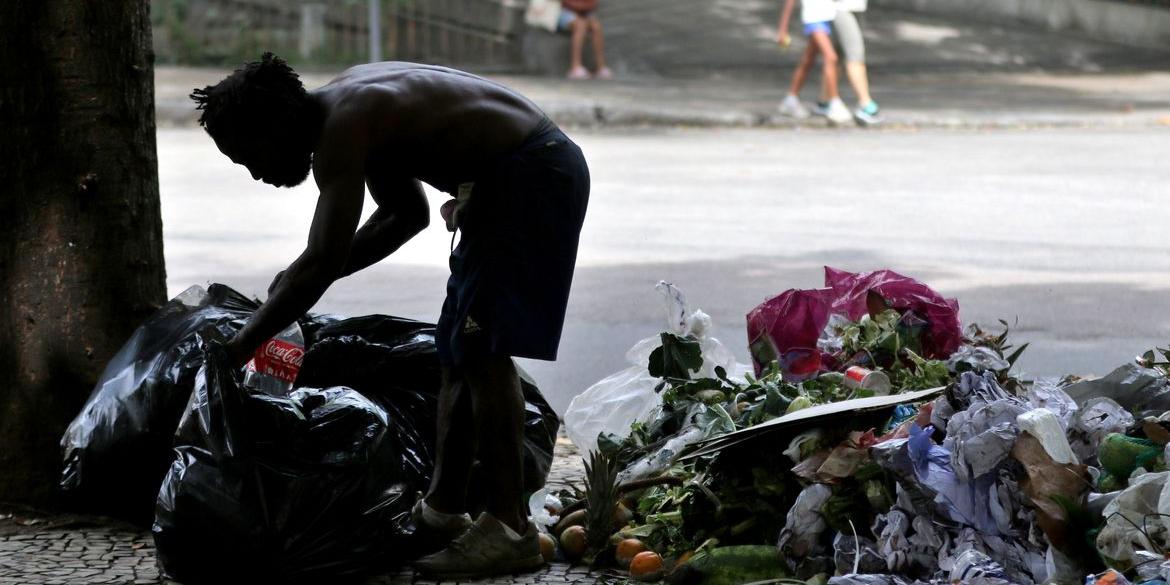 População em situação de rua no Largo do Machado, zona sul da cidade (Tânia Rêgo/Agência Brasil)