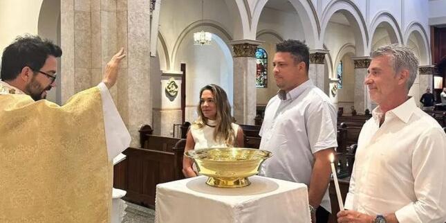 Padre Fábio de Melo, cruzeirense, foi o responsável por batizar Ronaldo na Igreja Católica (Reprodução/ Instagram)