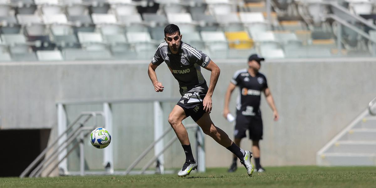 Gramado da Arena MRV passa por ajustes antes do duelo contra o Botafogo (Pedro Souza / Atlético)