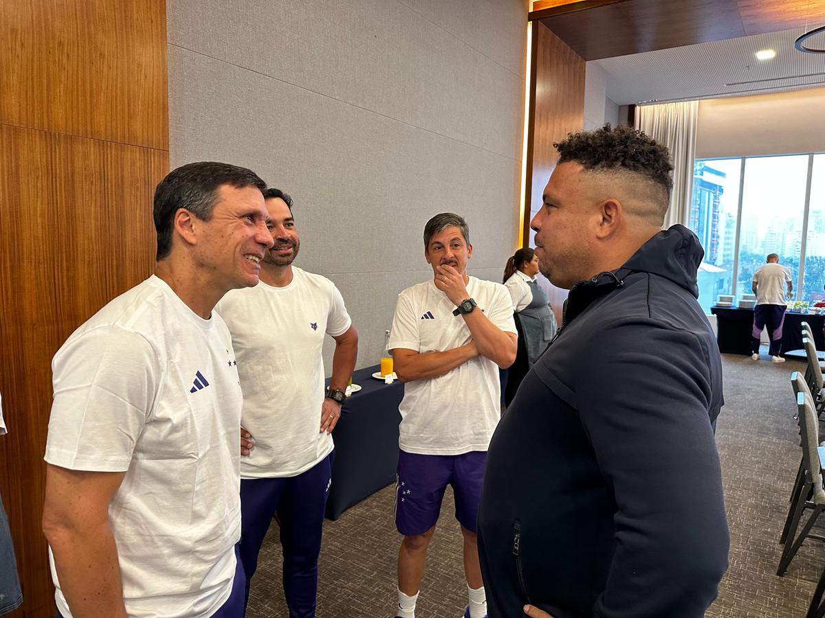 Nova comissão técnica do Cruzeiro conhece Ronaldo Fenômeno (Reprodução / Twitter Cruzeiro)