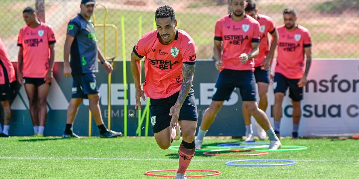 Com suspensão de Avelar, Éder pode voltar a titularidade no América (Mourão Panda /América)