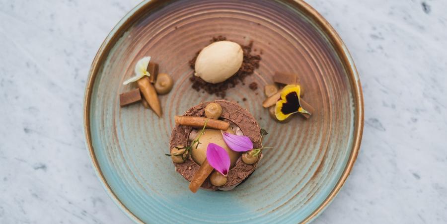 Comandado pelo chef Jorge Diaz, o restaurante do AWA cria sabores únicos ao mesclar receitas da culinária contemporânea internacional com técnicas e preparos locais (AWA / divulgação)
