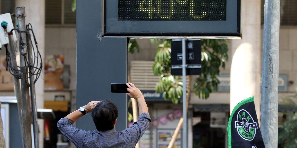 Rio de Janeiro (RJ), 24/08/2023 - Rio de Janeiro (RJ), 24/08/2023 - Termômetro, no centro da cidade, chega a marcar 40 graus em meio a forte onda de calor. (Tânia Rêgo / Agência Brasil)