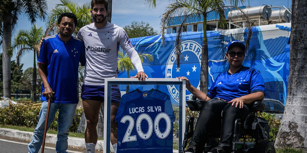 O volante recebeu a homenagem junto de dois sócios do Cruzeiro da categoria “eficiente”, destinada às pessoas com deficiência (Gustavo Aleixo/ Cruzeiro)