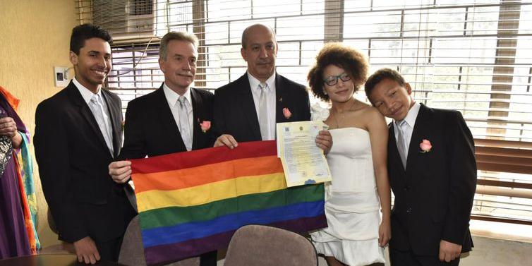 Toni Reis, David Harrad e os filhos, na comemoração dos 10 anos de casamentos homoafetivos no Brasil (Divulgação)
