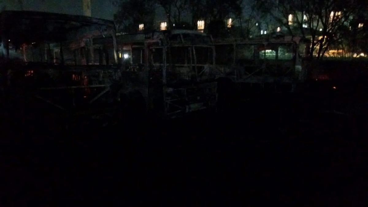 Ônibus guardados em galpão foram destruídos por incêndio, nesta terça-feira (19). (CBMMG / Divulgação)