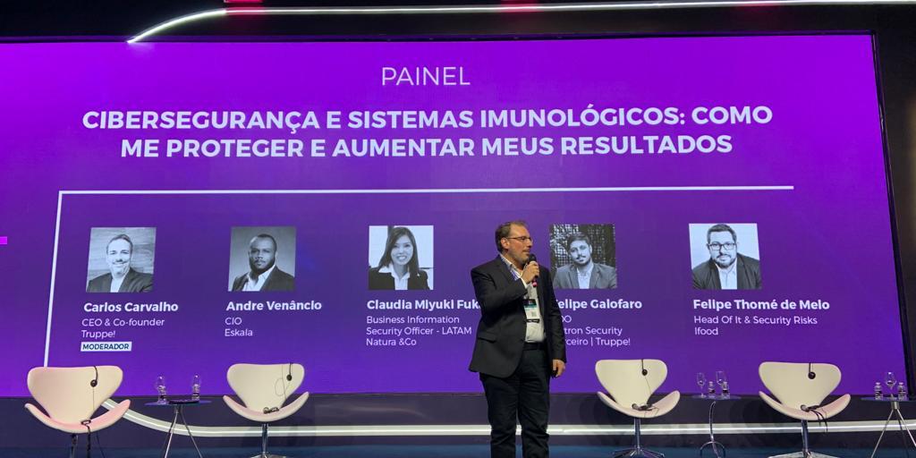 Carlos Carvalho, CEO e co-fundador da Truppe!, apresentando o painel "Cibersegurança e sistemas imunológicos: como me proteger e aumentar meus resultados" (Foto/ Kate Moraes)